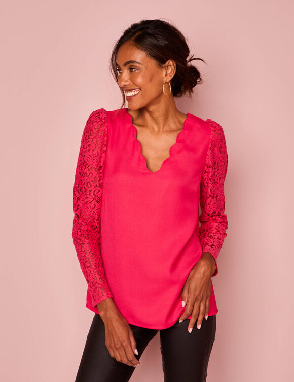 Bloes met festonrand achter (framboos) Bloes met festonrand achter (framboos)